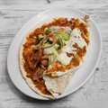 Lahmacun met döner kebab kaas