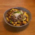 Frieten met bolognesesaus, Parmezaanse kaas en verse ui