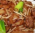 Brede rijst stick met beef