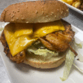 Huisgemaakte grilled chicken burger schotel