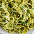 Pasta pesto met uitgebakken spek en kip