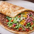 Lahmacun met verse salade