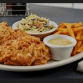 Chicken tenders menu met verse friet en salade halal