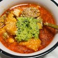 Minestrone soep met gekruide worst en huisgemaakte pesto