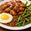Surinaams/Javaanse bami pulled chicken halal