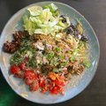 Courgette pasta met rundergehakt, groenten en salade