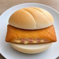 Broodje Ham-Kaassoufflé op zacht wit bolletje