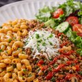 Macaroni rundergehakt en groenten met salade