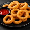 Krokante uienringen met chilisaus ( 12 stuks )