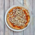 Pizza prosciutto e funghi