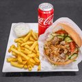 Kipdöner broodje met patat en een drankje