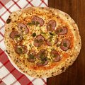 Pizza salami e pesto