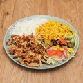 Schotel rijst of nasi met kipdöner