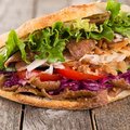 Broodje doner kebab feta en friet erin