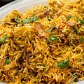 Portie biryani met bakje salade