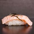 Flamed zalm nigiri (2 stuks)