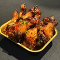 5 hot honey buffalo wings met romige blue cheese dip
