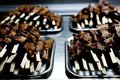Sate 3 stokjes met sneetjes brood