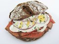 Luxe Rosbief, gekookt ei, rode ui, truffelmayo