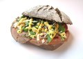 Luxe bol rosbief, rucola, parmezaanse kaas, pijnboompitten en mosterd-roomsaus