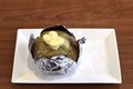Gepofte aardappel met kruidenboter