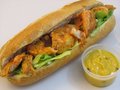 Hete kipreepjes van de grill met kerriesaus