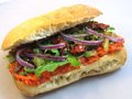 Filet American, gedroogde tomaat, augurk, rucola en rode ui
