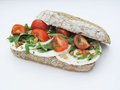 Ciabatta multigranen met geitenkaas, rucola, cherrytomaat en pijnboompitten