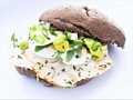 Donkere bonk met kiprollade, rucolamix, lente ui, ei en kerriemayonaise