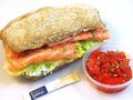 Meergranen ciabatta met gerookte zalm, roomkaas, tomatensalsa en zwarte peper