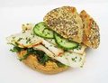 Luxe bol met kiprollade, pittige hummus, sla en komkommer