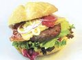 Big Budget Burger speciaal met oude kaas, spek en rode ui