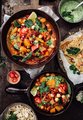 Rijkgevulde kruidige groententajine met frisse vegan yogurth topping, munt en citroen (100% plant based)