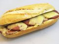 Warme grillworst met kaas