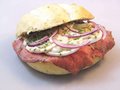 Italiaanse bol Rosbief, ei, truffelmayo, rode ui