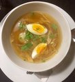 Saoto soep(Kruidige kippen bouillongeserveerd met, gebakken ui, taugé,ei en bakje rijst)