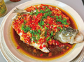 T048.Gestoomde zeebaars met fijngesneden chili peper / 剁椒鲈鱼