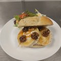 Broodje geitenkaas, honing en walnoot