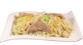 Mihoen goreng of chow mein met gesneden varkensvlees en groenten