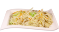 Mihoen goreng of chow mein met gesneden kip en groenten