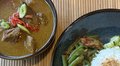 Gulee domba menu Pittig gestoofd lamsvlees in kokossaus met witte rijst, atjar ketimun en sambal goreng boontjes.