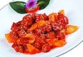 Krokante kipfilet met chilisaus en fruit cocktail