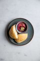 Brood met bietenhummus