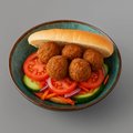 Vegetarisch broodje falafel en salade