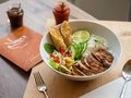 Gegrilde kip Hanoi & loempia's met noedels