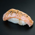 Flamed zalm nigiri (2 stuks)
