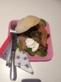 Broodje gerookte zalm, crème fraîche en kappertjes