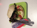 Broodje mozzarella, tomaat en groene pesto (warm uit de oven)