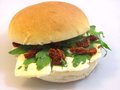 Roombrie, gedroogde tomaatjes, rucola