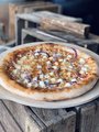 Pizza geitenkaas met rode ui
